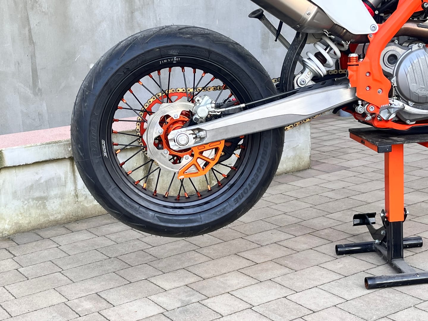 Customer photo review of bold. ORANGE v2 - Supermoto Wheelset