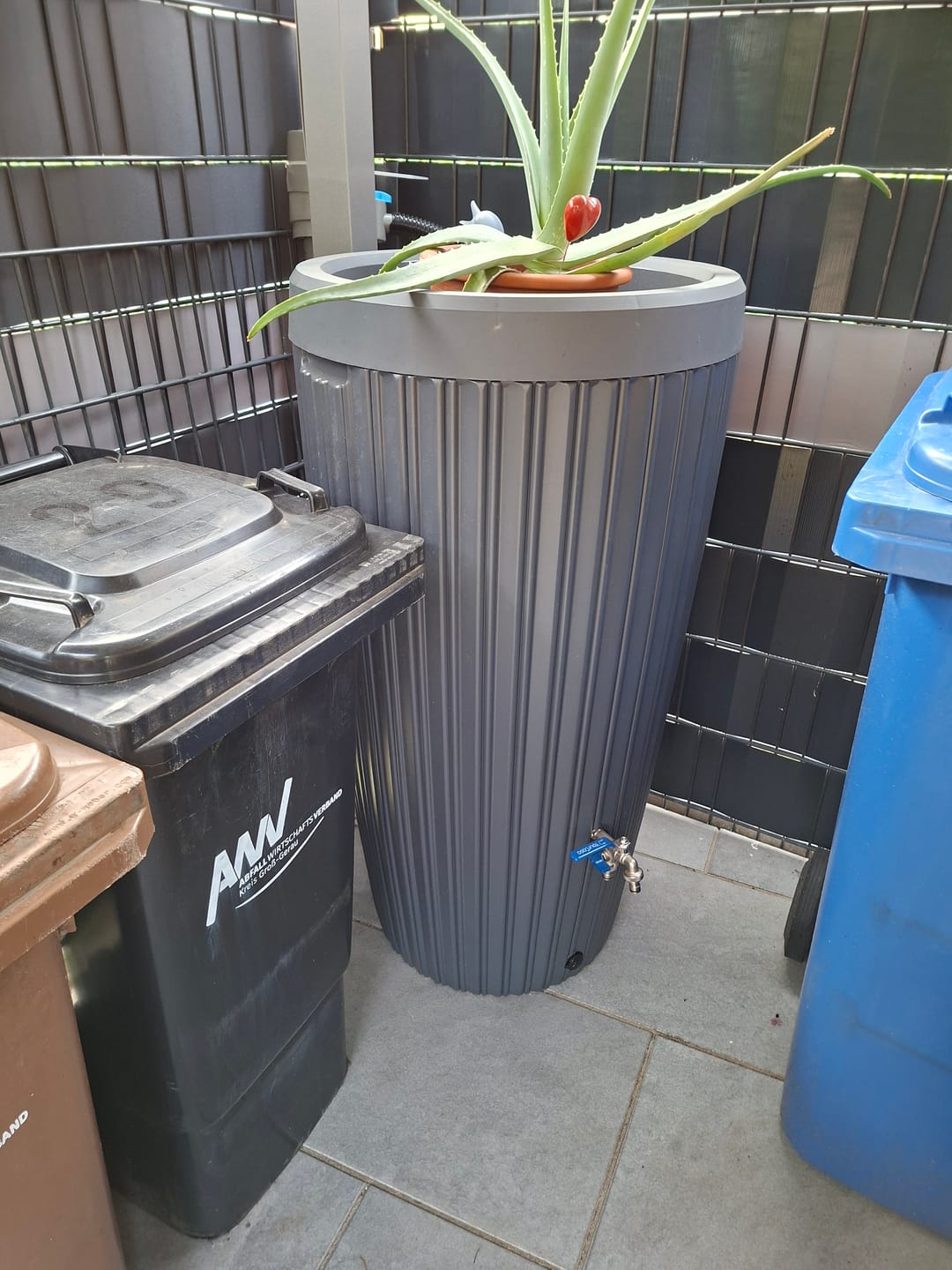 Customer photo review of Regentonne 240 Liter [RainCatcher] – mit Messing Wasserhahn & Deckel