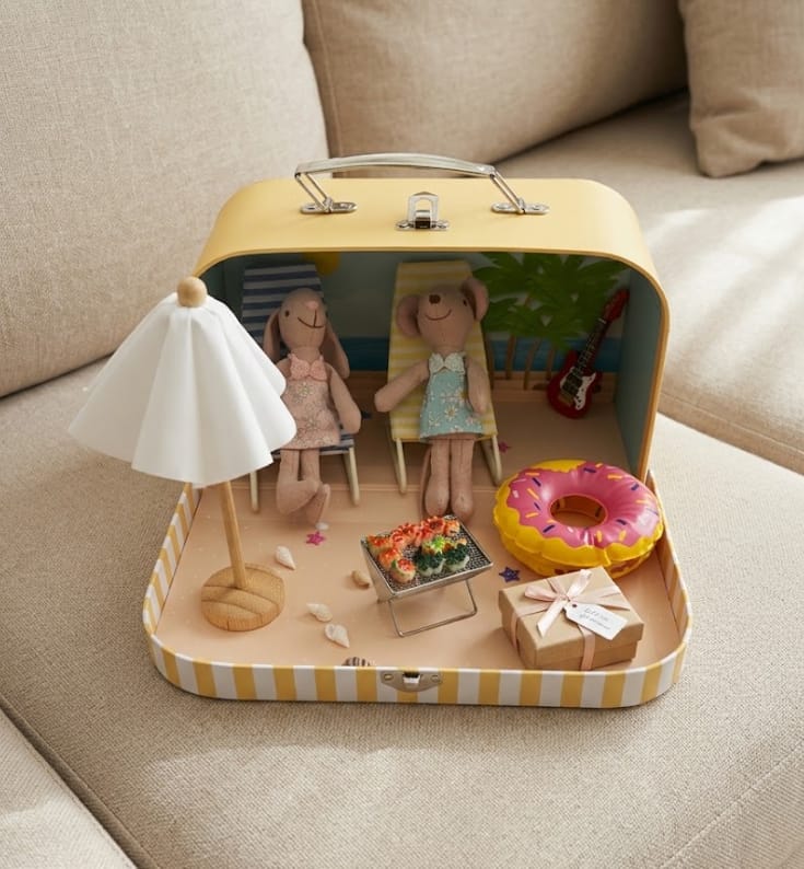 Customer photo review of Miniature Beach Accessories Set – Seashell Message on the Beach | 1:12 Scale Dollhouse Story Box