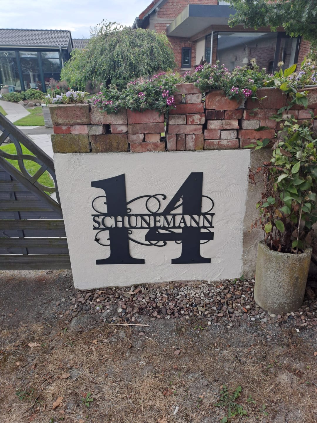 Customer photo review of Hausnummer-Türschild Ornamental Style mit Familiennamen (personalisierbar)