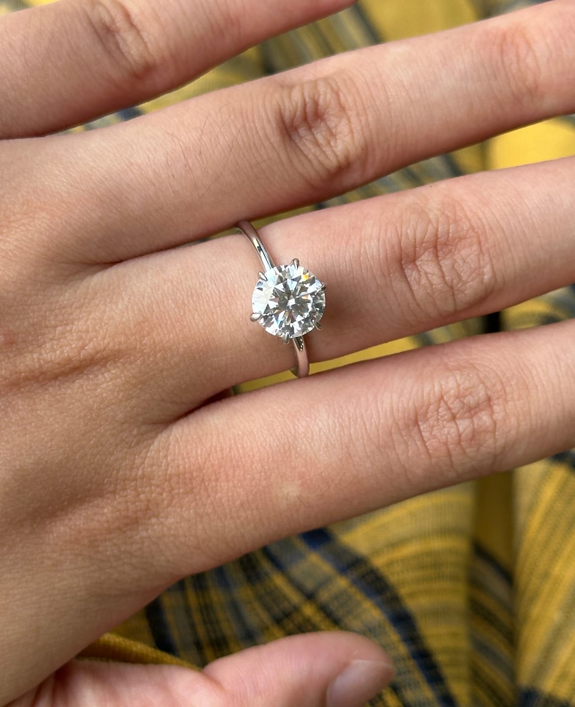Customer photo review of Rodiffy Moissanite 2.0 Ct ~ 4.0 Ct Round Cut 6 Prong Engagement Ring For Women
