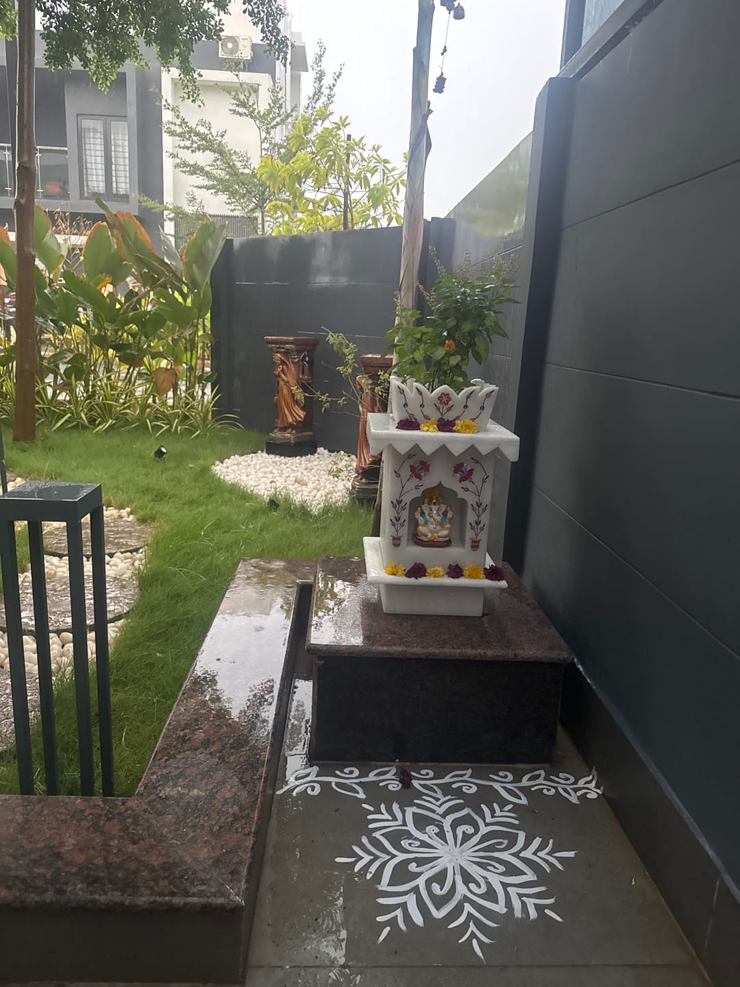 Customer photo review of Marble Tulsi Pot, White Inlay (Small) - Handicraft Bazaar
