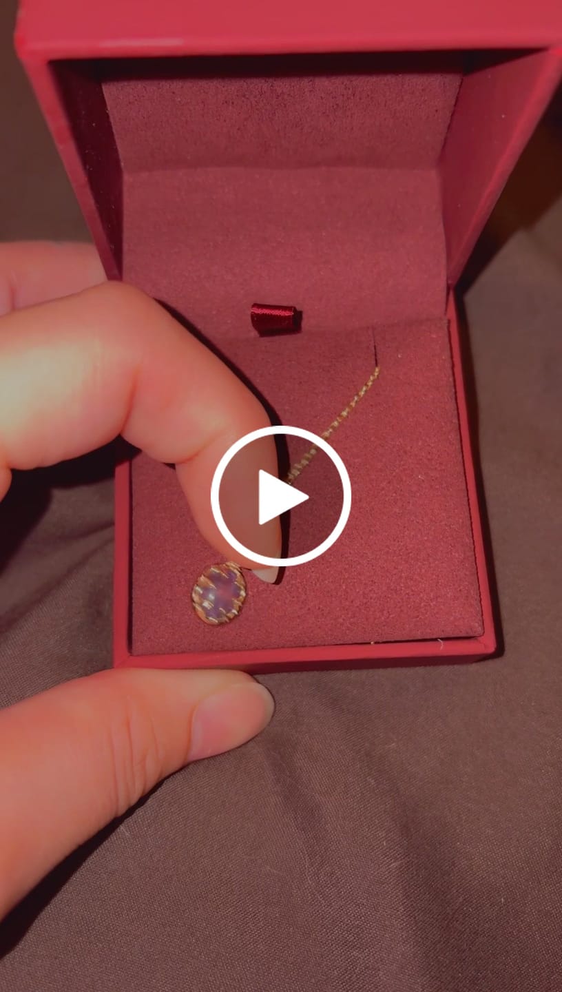 Customer video review of Etoile Labradorite Necklace