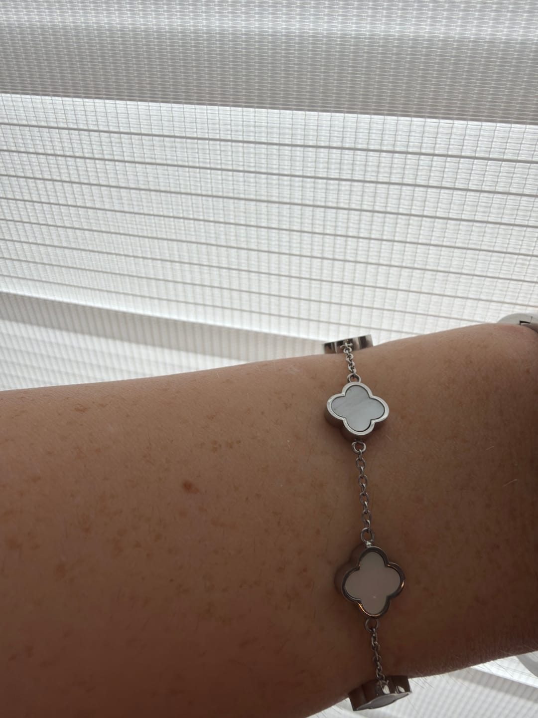 Customer photo review of Mini Perlmutt Lucky Leaf Abbaddon Armband 14K Vergoldet