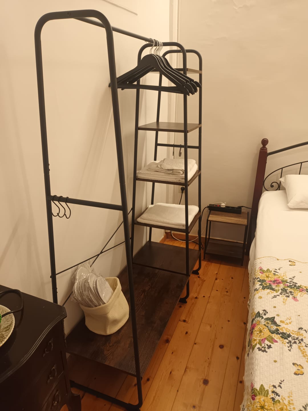 Customer photo review of Κρεμάστρα Ρούχων Ανοιχτή Ντουλάπα Σταντ Ρούχων Ράφι Κρεβατοκάμαρας Vintage Καφέ RG-R116B01