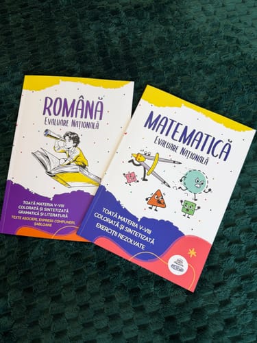 Customer's Pachet Evaluare Națională culegeri de Română și Matematică așezate pe o suprafață texturată verde.