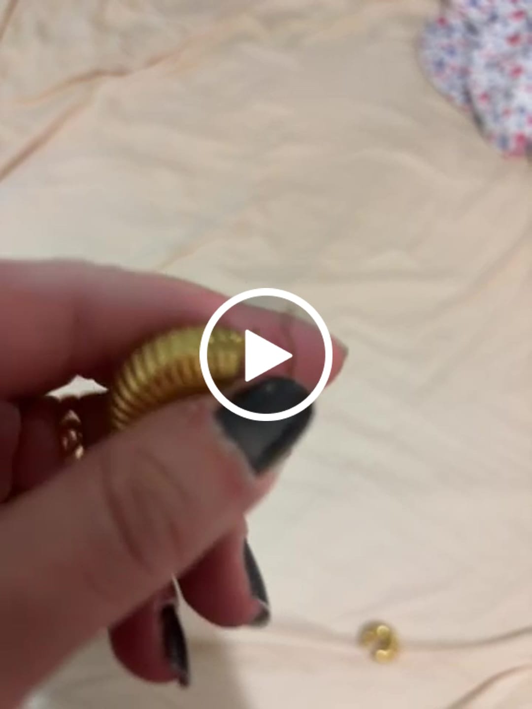 Customer video review of Brincos de Argolas Bold Ziza Banhado em Ouro 18k