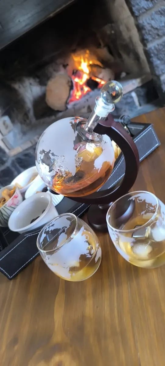 Customer photo review of Licorera Mapa del mundo + Set de regalo 2 vasos