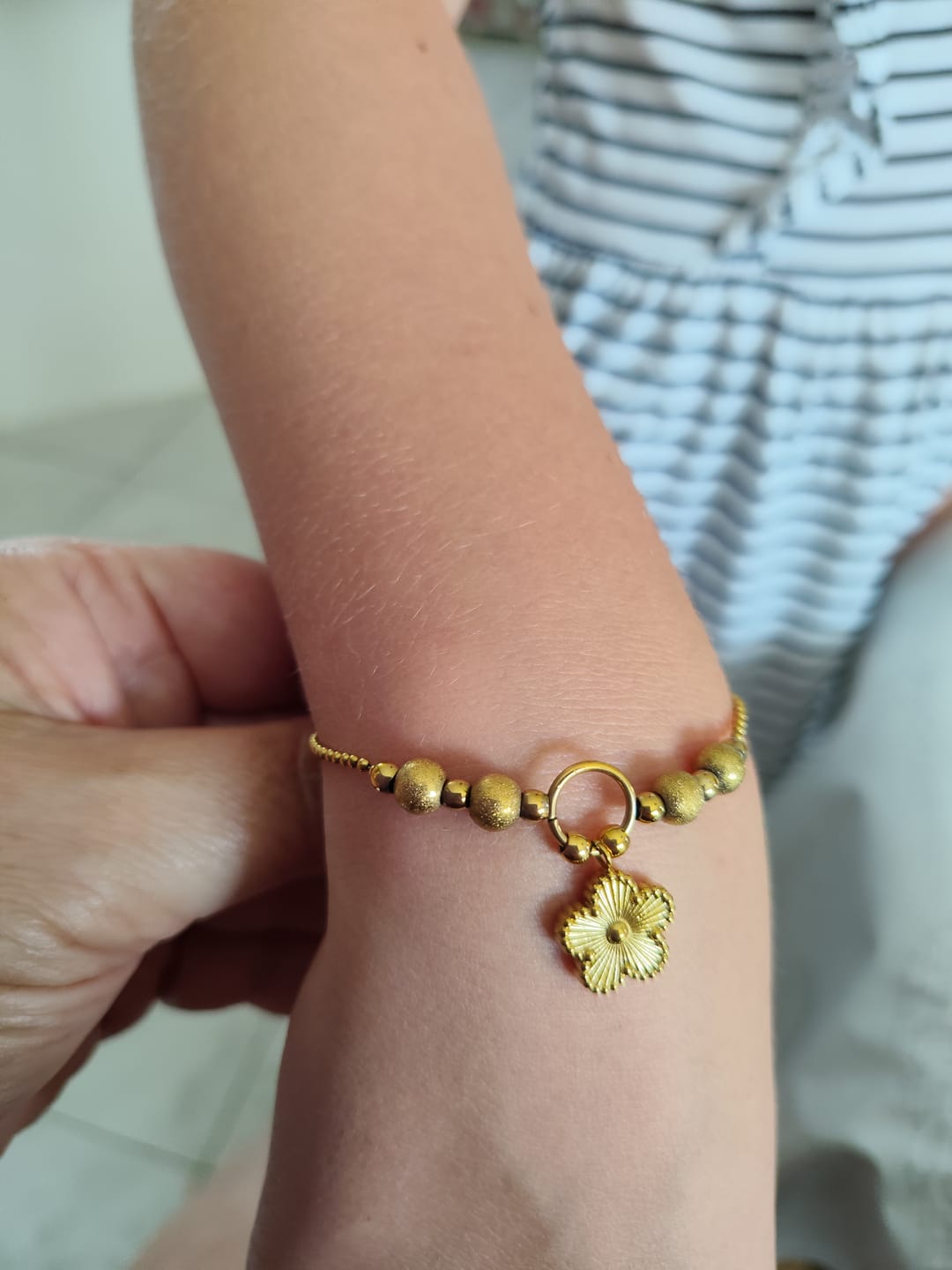 Customer photo review of Bracelet raffiné "Trèfle de Cristal" en acier inoxydable Réf 7