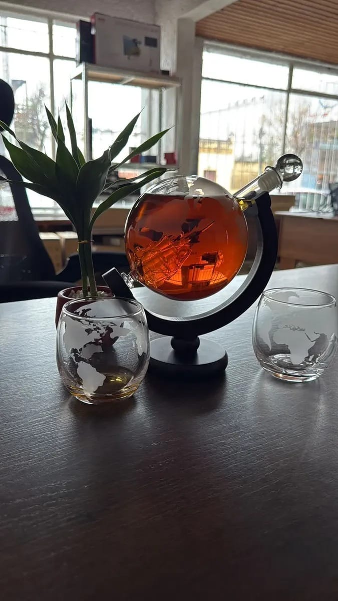 Customer photo review of Licorera Mapa del mundo + Set de regalo 2 vasos