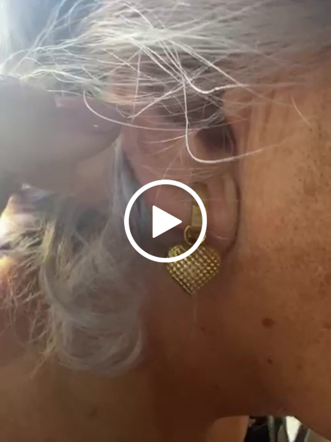 Customer video review of Brinco Argolinha Love Banhado em Ouro 18K