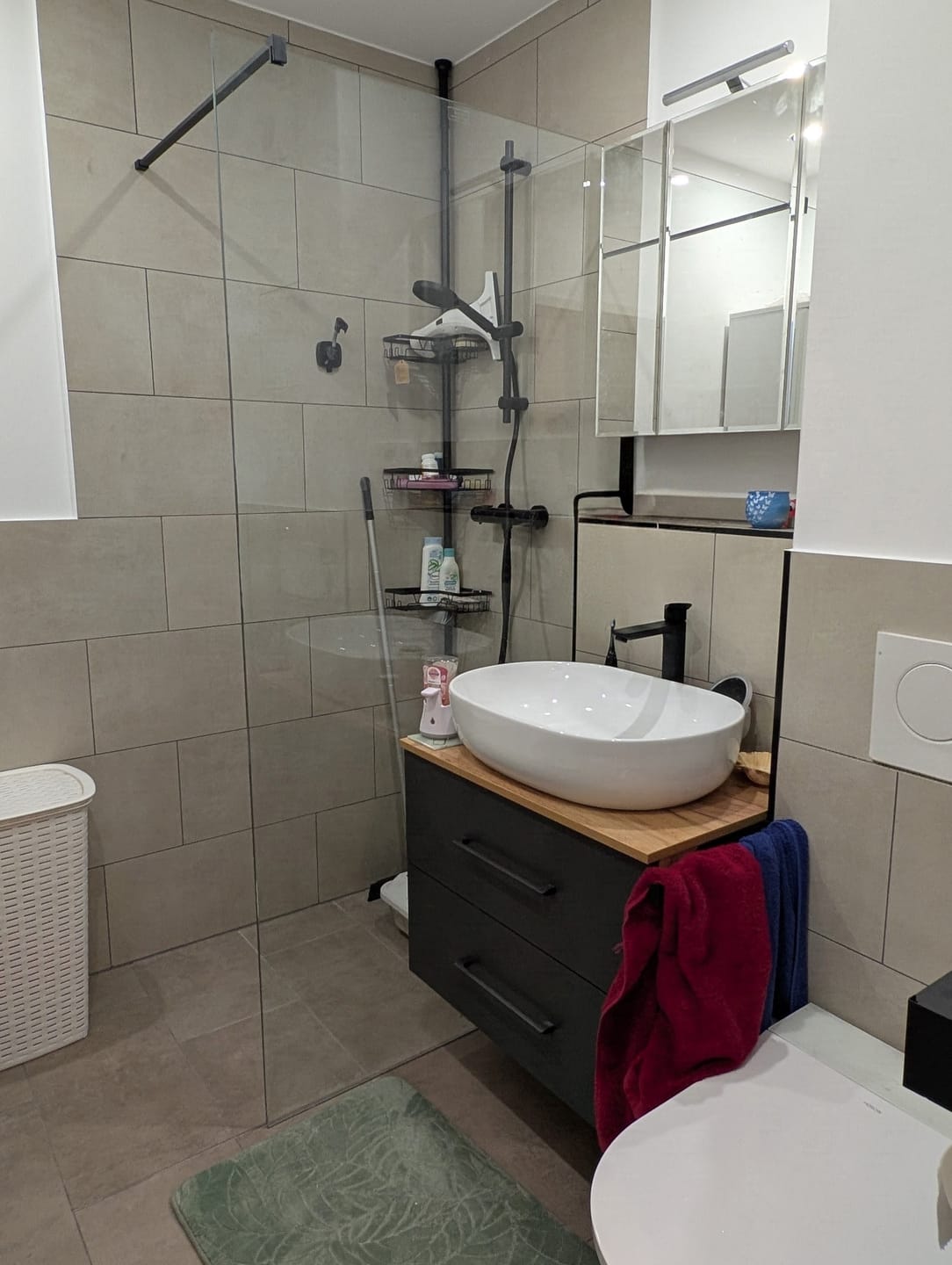 Customer photo review of SONNI Begehbare Dusche Duschabtrennung Duschwand 10mm Schwarz Duschabtrennung Duschkabine Nano ESG 80-140cm