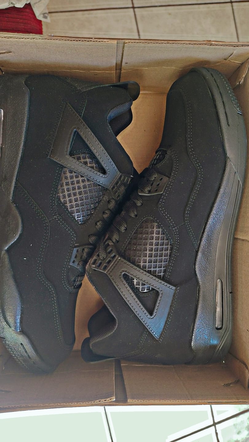 Customer photo review of Tenis Retro 4 Negro Total