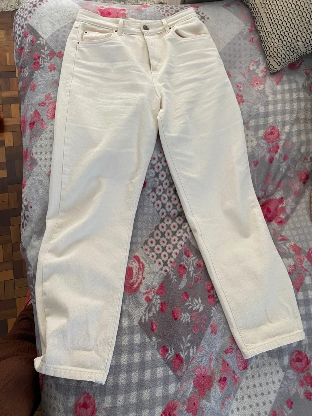 Customer photo review of Calça Jeans Mom Jequitibá Bege Natural