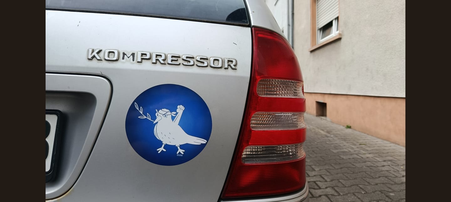Customer photo review of GROSSE STICKER / AUFKLEBER • NIE WIEDER "KRIEGSTÜCHTIG" (10 STK.)