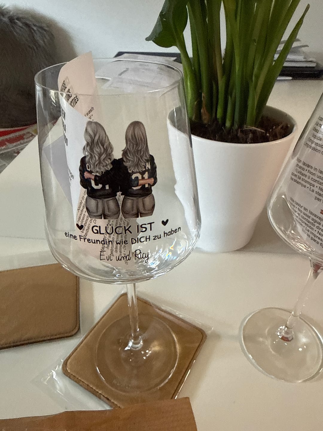 Customer photo review of Besties für immer - Personalisiertes Weinglas für Besties mit Illustration
