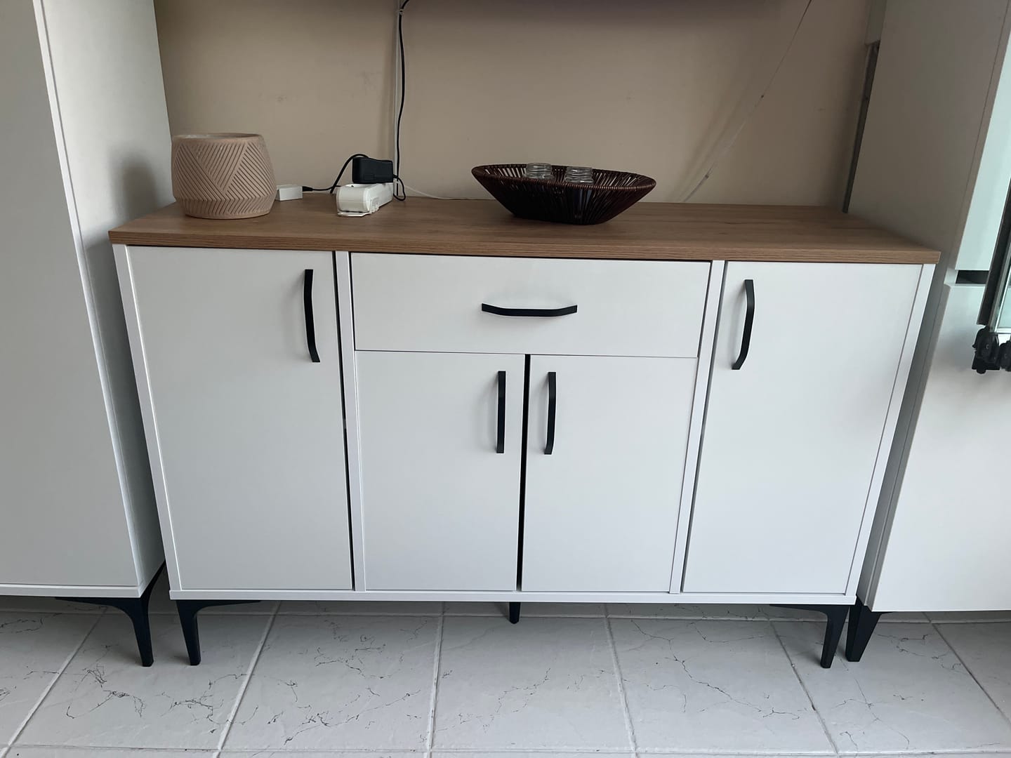 Customer photo review of Rani JE136 Kahve Köşesi Çok Amaçlı Dolap 4 Kapaklı 1 Çekmeceli Kiler Mutfak Dolabı Beyaz - Sepet Ceviz