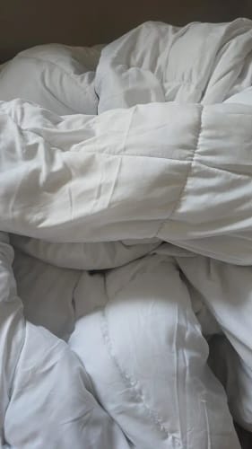 Customer photo review of Hotel Style Comforter – Lightweight Fluffy Winter Quilt