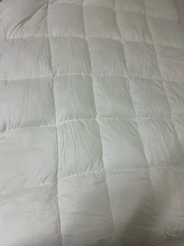 Customer photo review of Hotel Style Comforter – Lightweight Fluffy Winter Quilt
