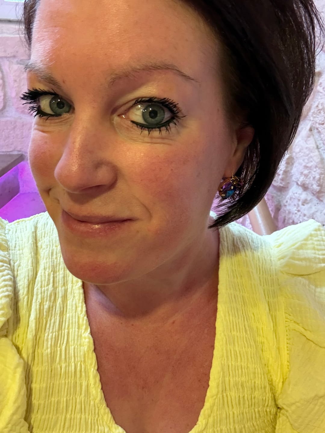 Customer photo review of Funkelnde Ohrhänger mit Glas-Kristallen in violett-magenta schimmerndem Dunkelblau