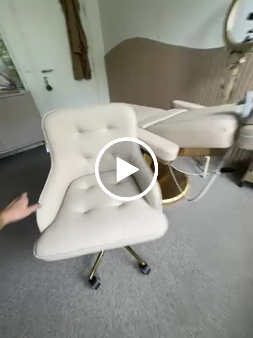 Customer video review of Krzesło kosmetyczne Noblesse – elegancja w stylu Art Deco - Ciepły Beżowy