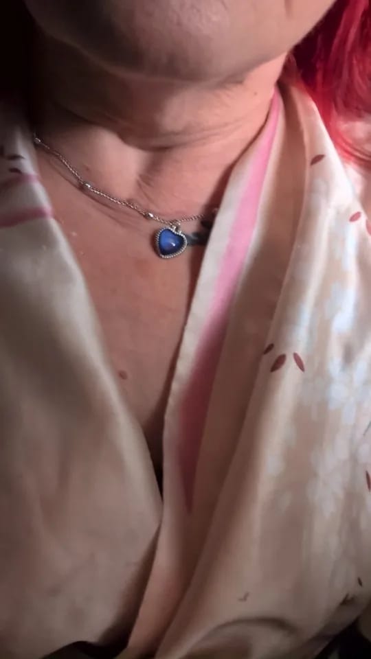 Customer photo review of Collar Corazón Cambia Color