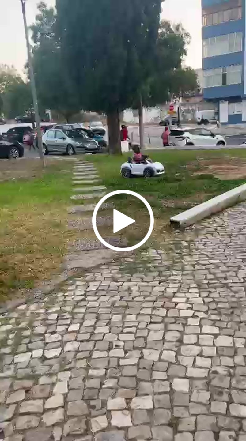 Customer video review of Carro Elétrico para Criança FUNDRIVE 12v Branco c/ RODAS DE BORRACHA & ASSENTO EM PELE