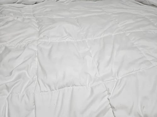 Customer photo review of Hotel Style Comforter – Lightweight Fluffy Winter Quilt