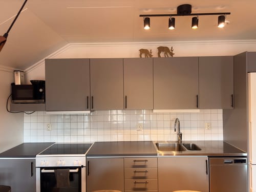 Customer's kitchen before applying the Hexagon mørkegrå betong selvklebende veggfliser