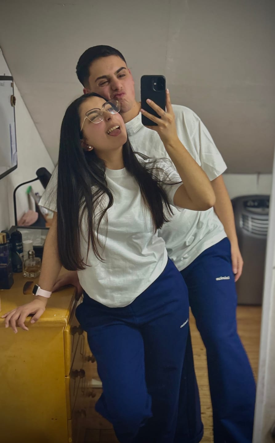 Customer photo review of PANTALÓN BUZO AZUL MARINO - CORTE RECTO LOGO BORDADO