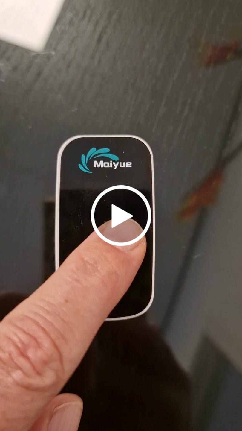 Customer video review of Saturatiemeter / bloedzuurstofmonitor / saturatiemeter voor vingers / met OLED-display / professioneel en zeer nauwkeurig / ideaal voor gezinnen, ouderen en ziekenhuizen
