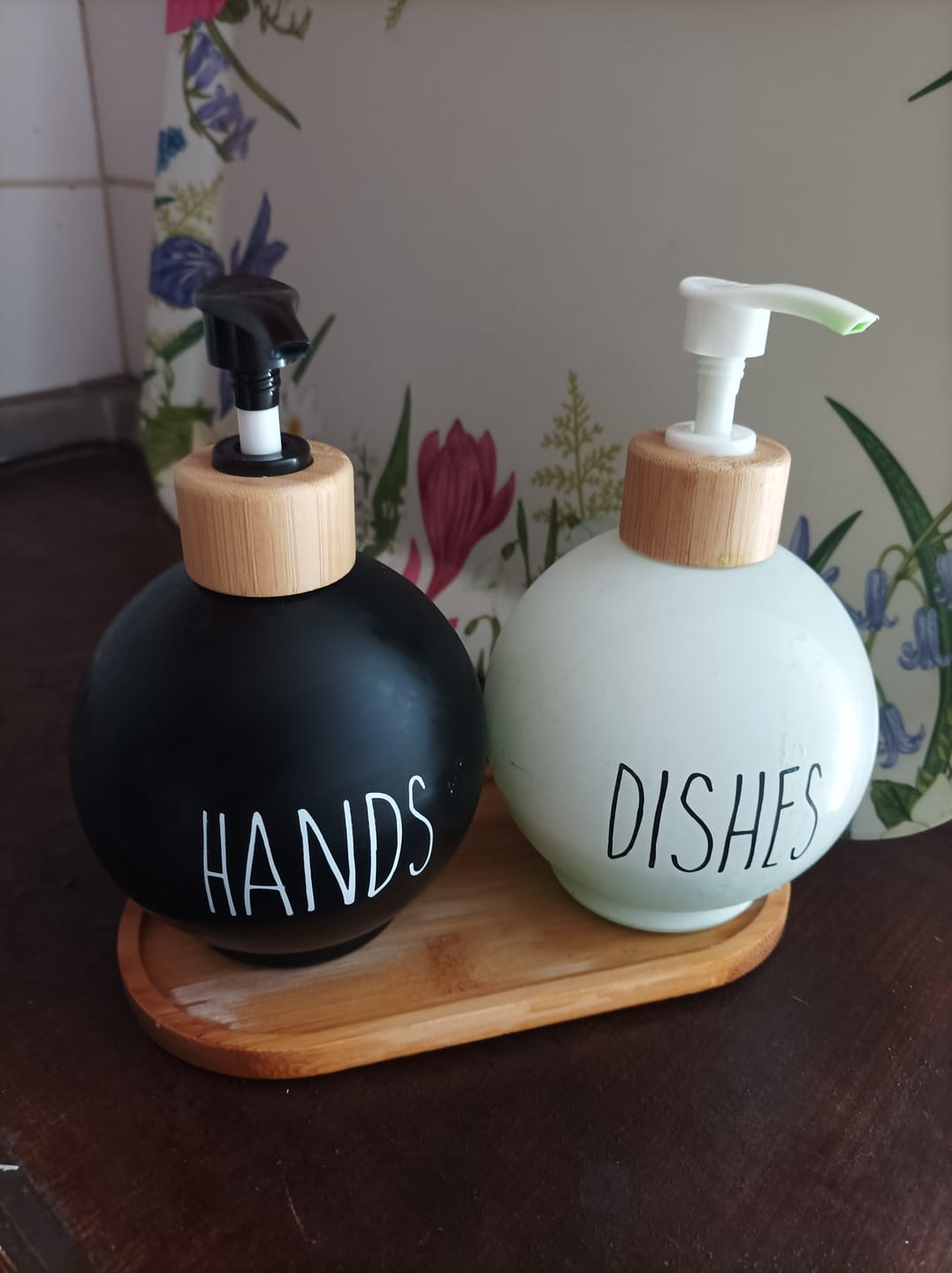 Customer photo review of 2 Dispensador De Jabon Y Detergente Botella 500 Ml +bandeja Blanco Y Negro