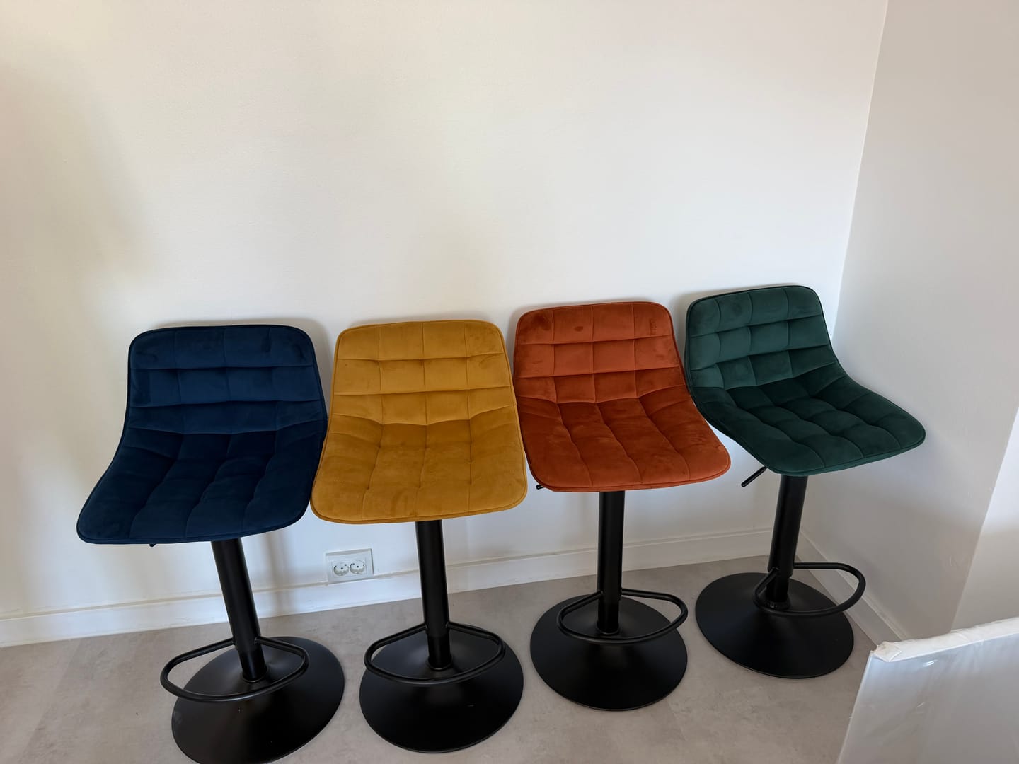 Customer photo review of Scaun bar inalt H95, scortisoara - Bluvel 4215/negru, stofa catifelata/metal, 43x44x84/106 cm