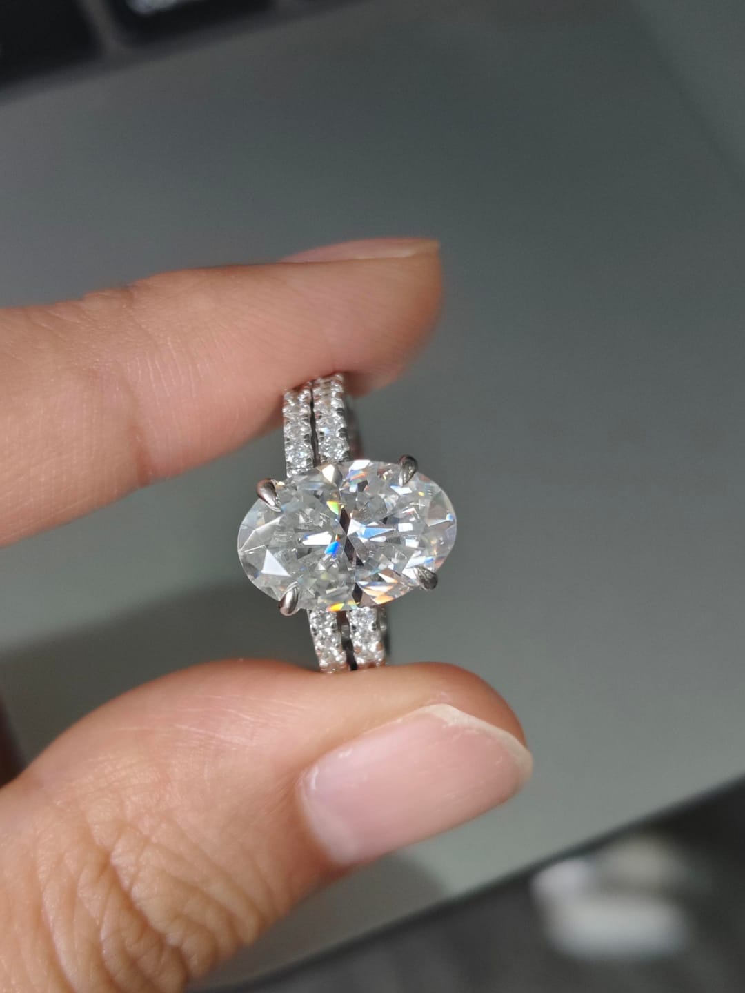 Customer photo review of S925 Moissanite 4.0 Ct ～5.5 Ct Oval Cut White Gold/Yellow Gold Wedding Ring For Women