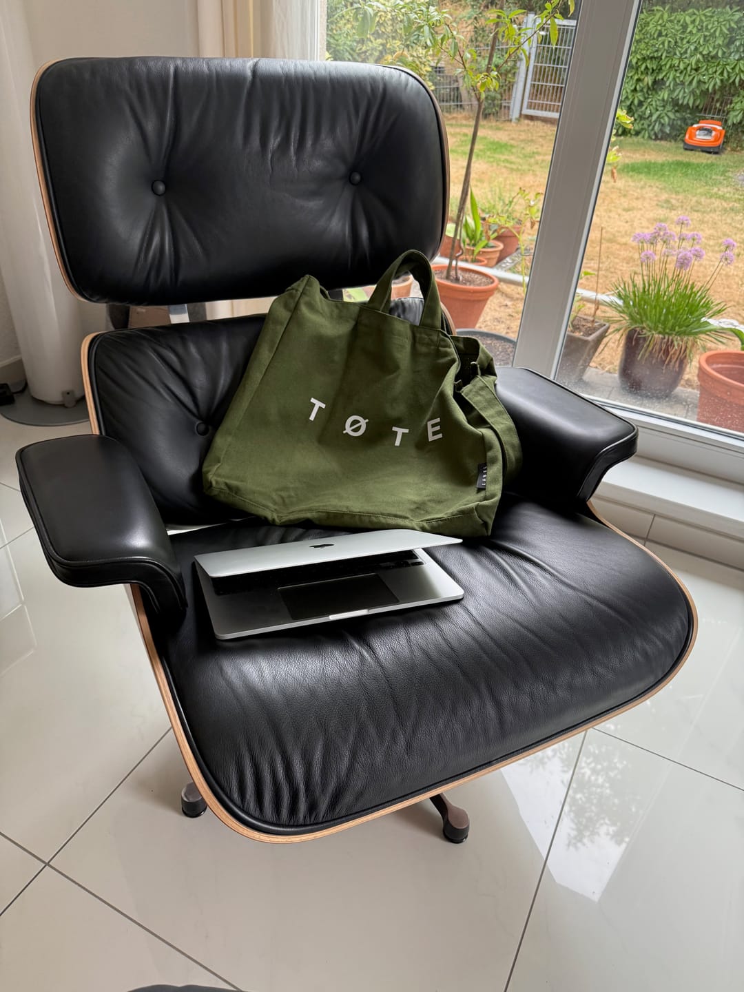 Customer photo review of Khaki Green TØTE Bag