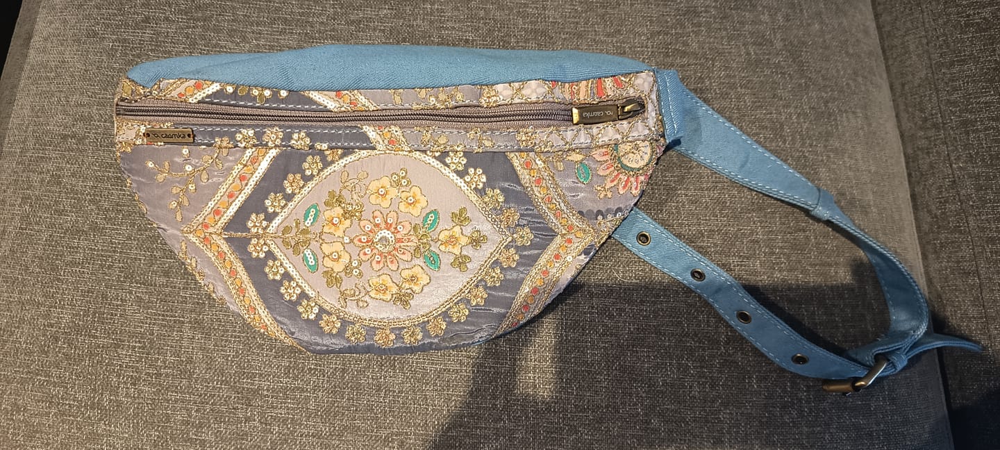Customer photo review of Riñonera - Bandolera Retrochic Mónica “Blue Romance” · Pieza Única Núm. 19154
