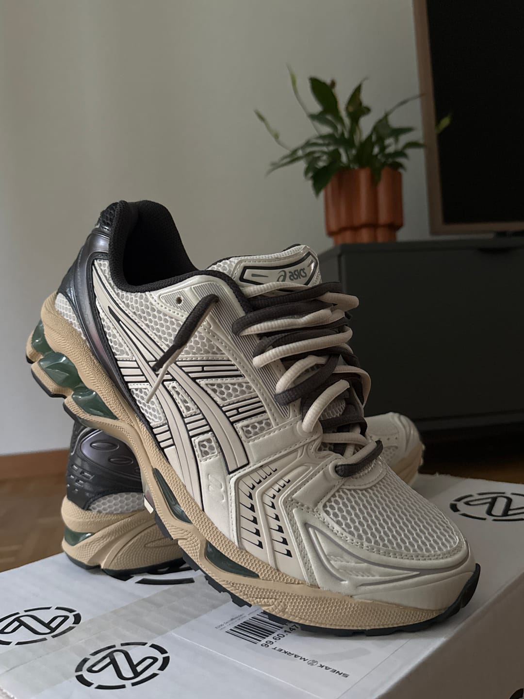 Customer photo review of GEL-KAYANO 14 Cream Obsidian Grey - Double Laces