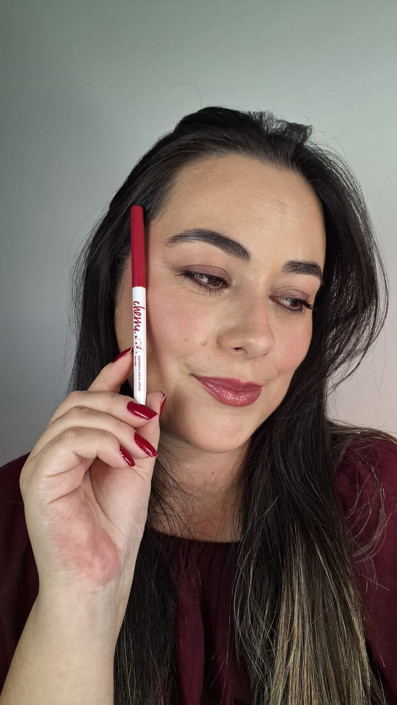 Customer photo review of Lapiseira para Olhos Bordô - Cherry - Vizzela