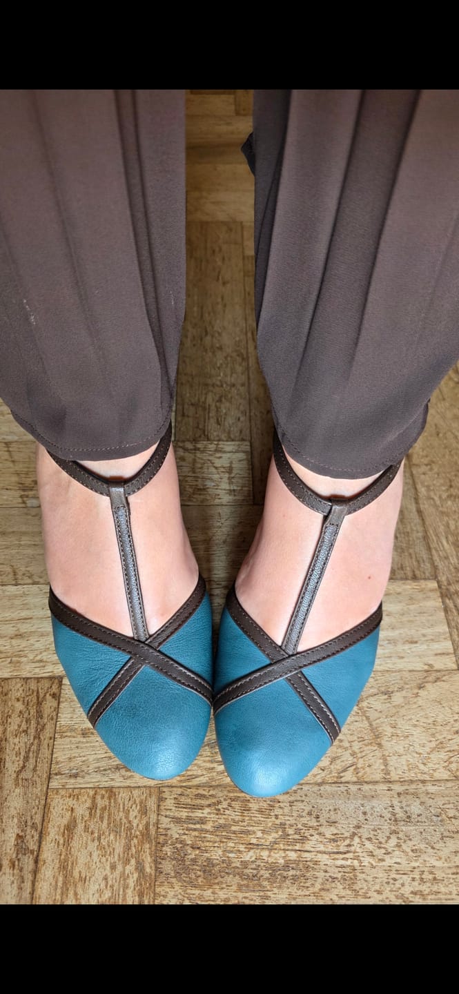 Customer photo review of Bach Pet décolleté t-bar in nappa petrolio tacco 5 artigianale marchigiana