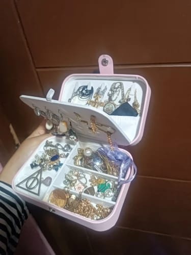 Customer photo review of Mini Jewelry Box – Velvet Lined Travel Case for Rings & Earrings