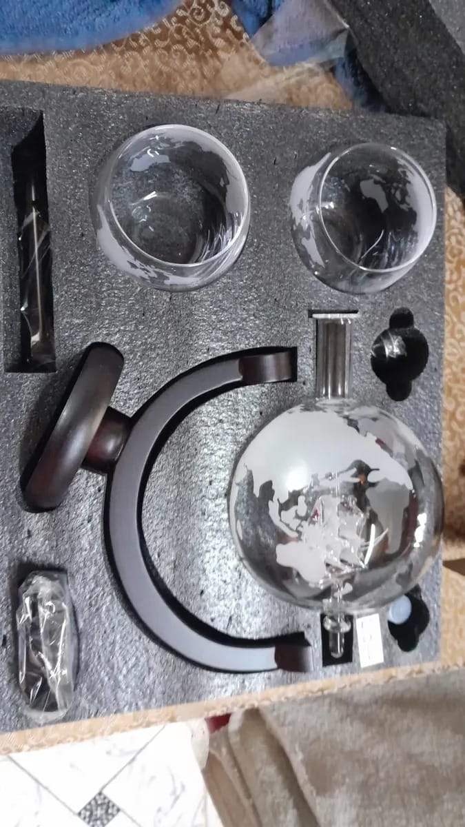 Customer photo review of Licorera Mapa del mundo + Set de regalo 2 vasos