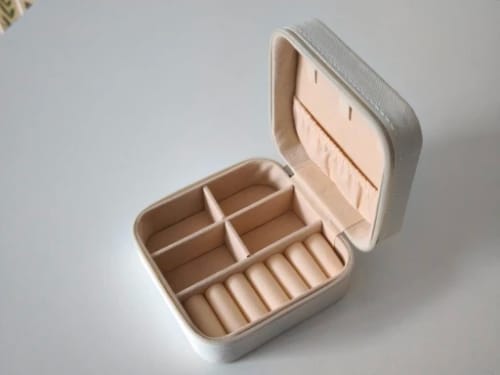 Customer photo review of Small Jewelry Box – Macaroon Style Travel Case for Studs & Rings