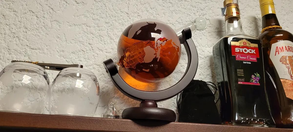 Customer photo review of Licorera Mapa del mundo + Set de regalo 2 vasos