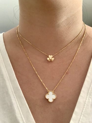 Customer photo review of Vintage Alhambra Mother Of Pearl Clover Pendant Necklace
