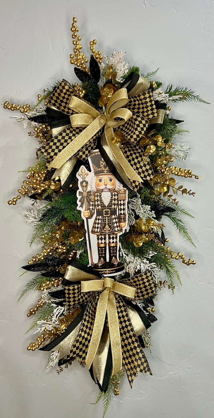 Customer photo review of Black and Gold Nutcracker, MF-W-0072, 14in Sign For Wreath, Wood Wreath Sign