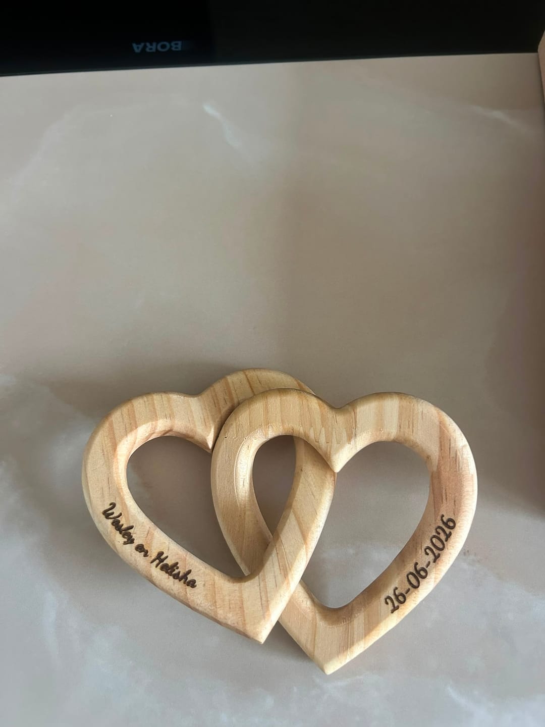 Customer photo review of Onze harten - Gepersonaliseerde harten van echt hout met gravure en naam en datum
