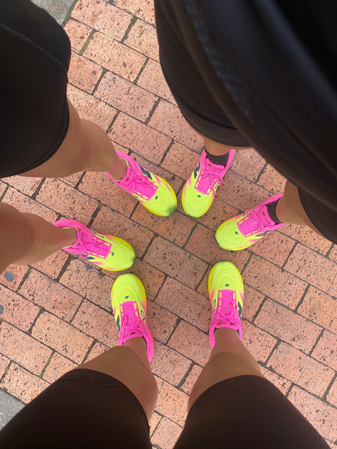 Customer photo review of New Balance 1080 v15 TCS London Mujer Alkaline Green Pink Heat