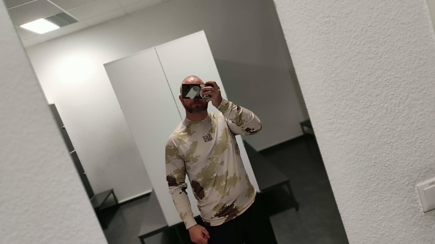 Customer photo review of PERFORMANCE LONSLEEVE | DESSERT CAMO