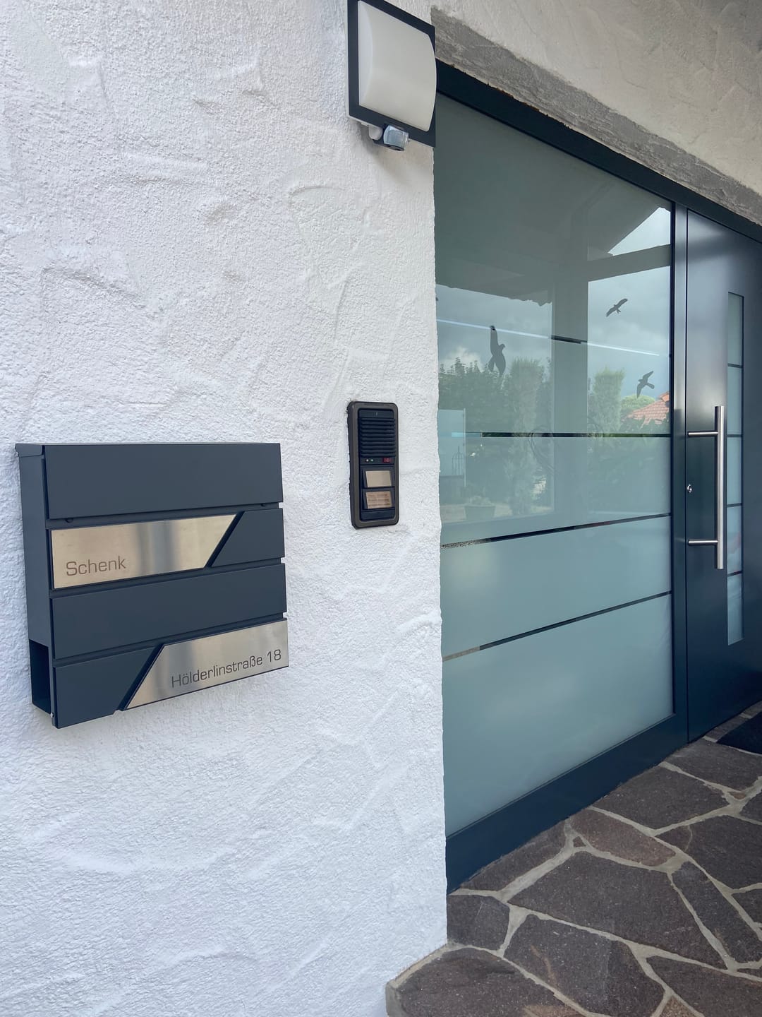 Customer photo review of AlbersDesign Briefkasten B1 anthrazit (RAL7016) personalisiert mit Edelstahl-Schildern