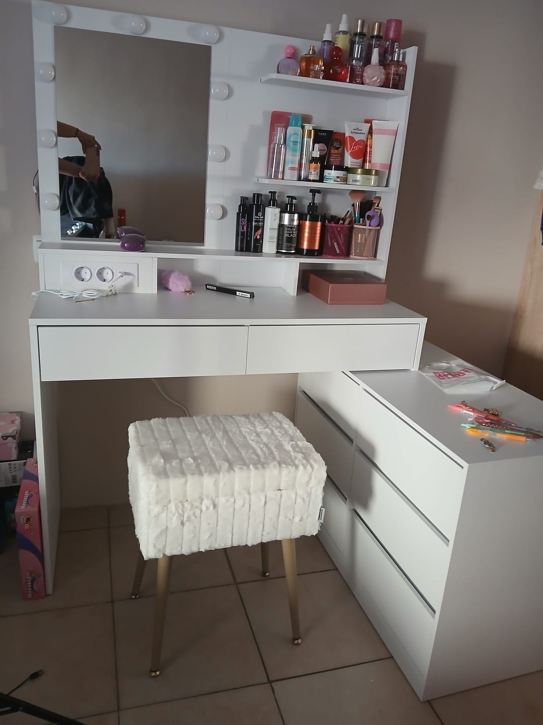 Customer photo review of Τραπέζι Μπουντουάρ Μακιγιάζ με Καθρέφτη και Με Συρταριέρα Πτυσσόμενη Σχήμα L φώτα LED Πολύπριζο Συρτάρια 3 χρώματα Φωτός RD-T140WB01